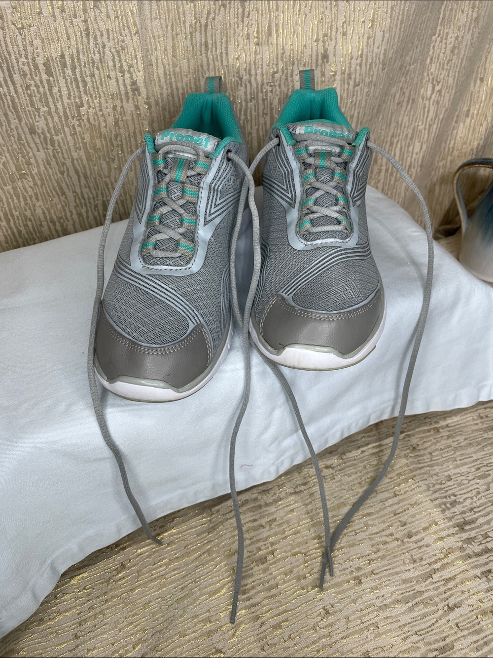 Propet Women's Lightweight Athletic Sneakers in Gray with Teal Sz 8.5 N
MINT